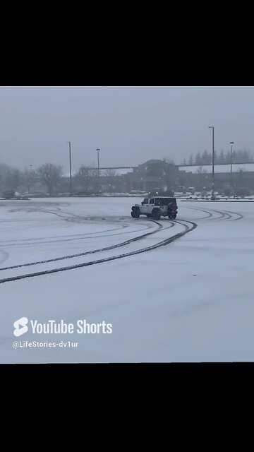 ✨️Crazy drivers make a doughnut run at a frozen mall✨️ 🎪🚙🎪