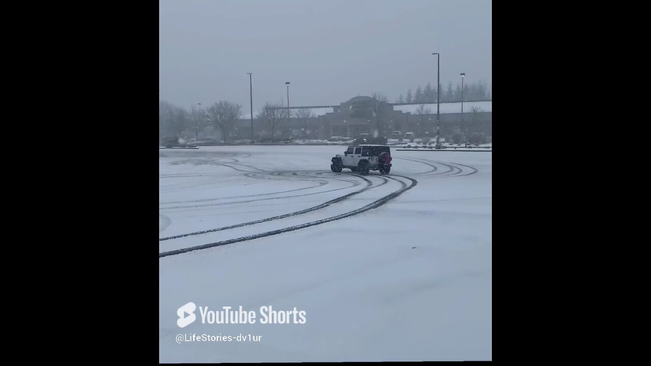 ✨️Crazy drivers make a doughnut run at a frozen mall✨️ 🎪🚙🎪