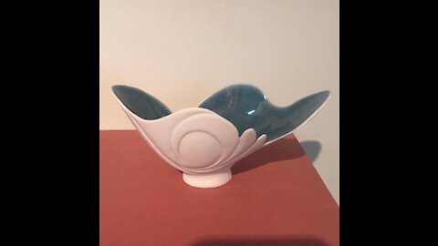 Throw the interior of a porcelain bowl