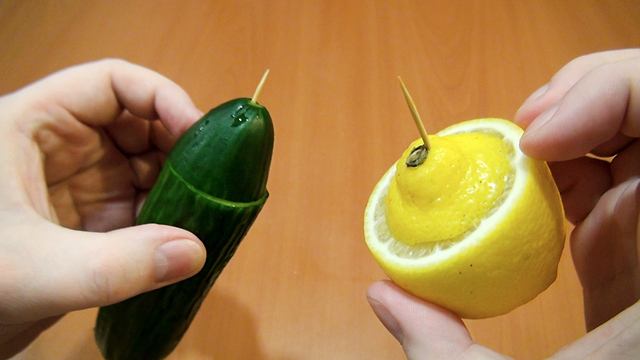 Food life hack: Using a toothpick to keep food fresh