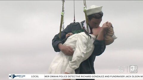 Large statue inspired by famous WWII photo arrives at Memorial Park Friday morning