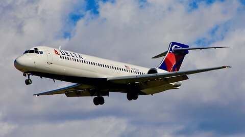 Delta Airlines Boeing 717 landing in ATL