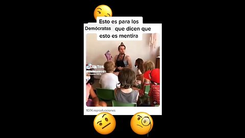 UN MAESTRO MARICON DÁNDOLE CLASES A LOS NIÑOS