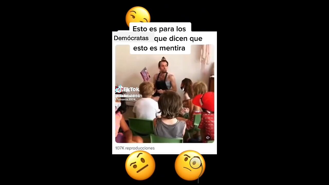 UN MAESTRO MARICON DÁNDOLE CLASES A LOS NIÑOS