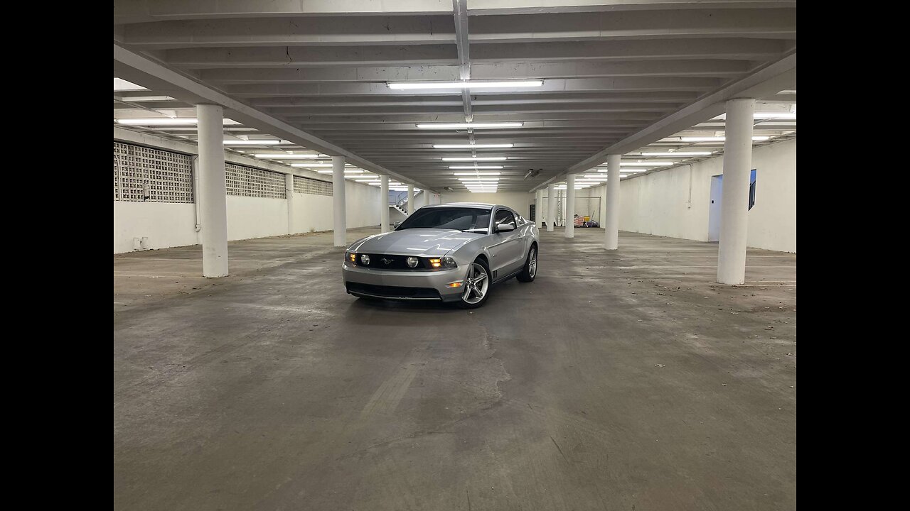 Mustang 5.0 vs Camaro SS POV (Street Race)