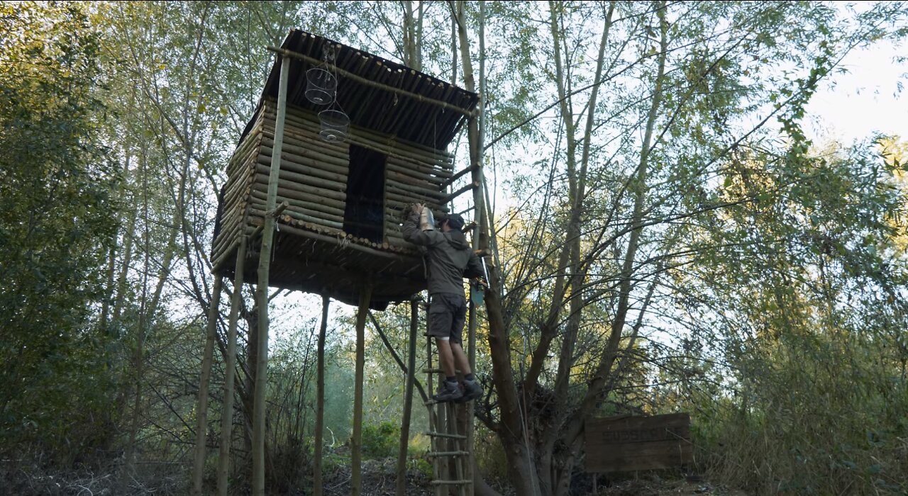 BUSHCRAFT FISHING HOUSE - Complete construction of a shelter to survive in a HIGH FLOOD RISK ZONE!