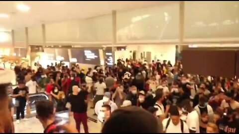 AntiVaxxers Storm Mall, Drive Out Riot Police