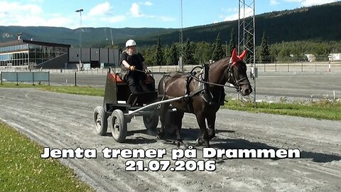 Jenta trener på Drammen 21 juli 2016