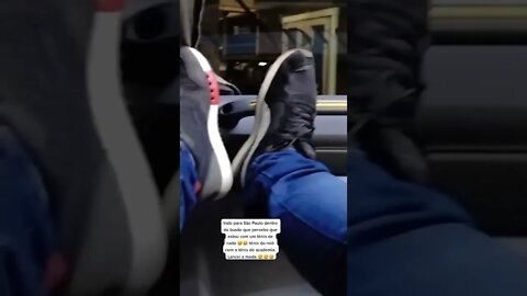 Indo para São Paulo dentro do busão que percebo...... 😅😅 tênis do r Lancei a moda