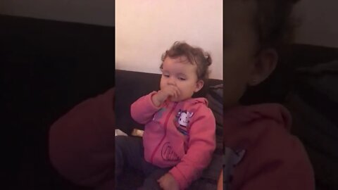 Bebê colocando as mãos na boca [ CHUPANDO DEDO ] Baby Putting Hands in Mouth - Reasons & How to Deal