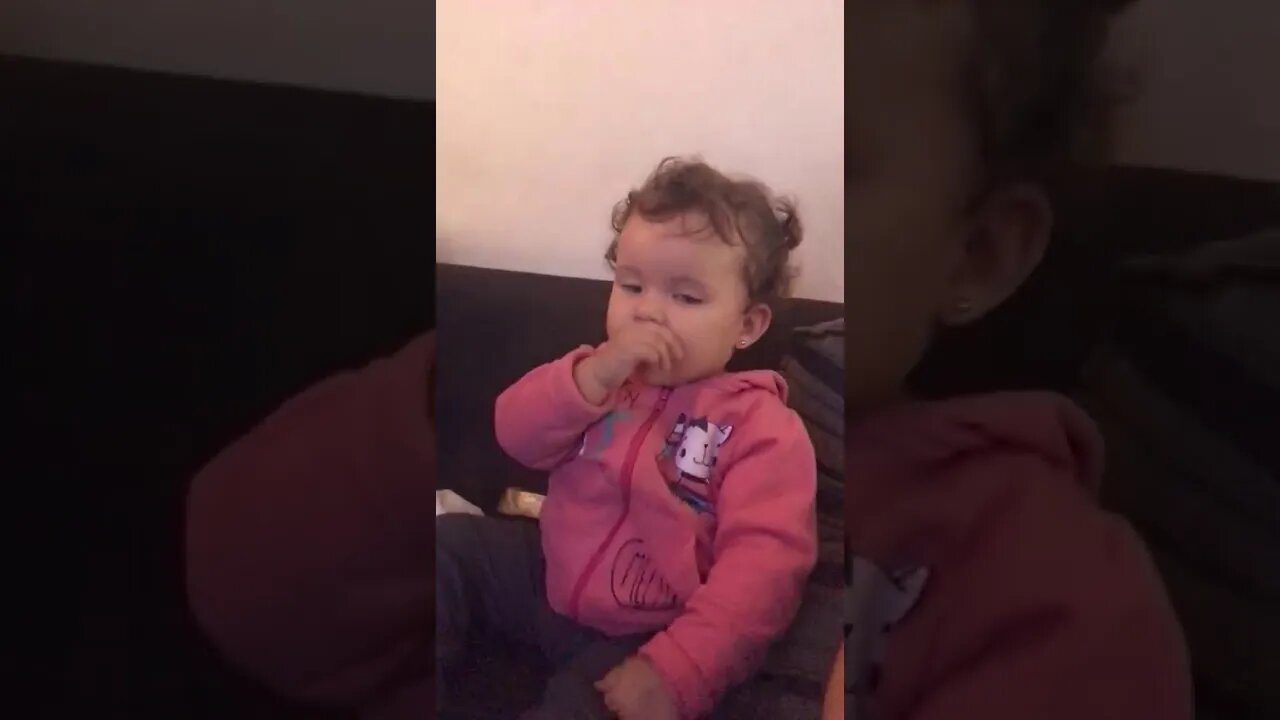Bebê colocando as mãos na boca [ CHUPANDO DEDO ] Baby Putting Hands in Mouth - Reasons & How to Deal