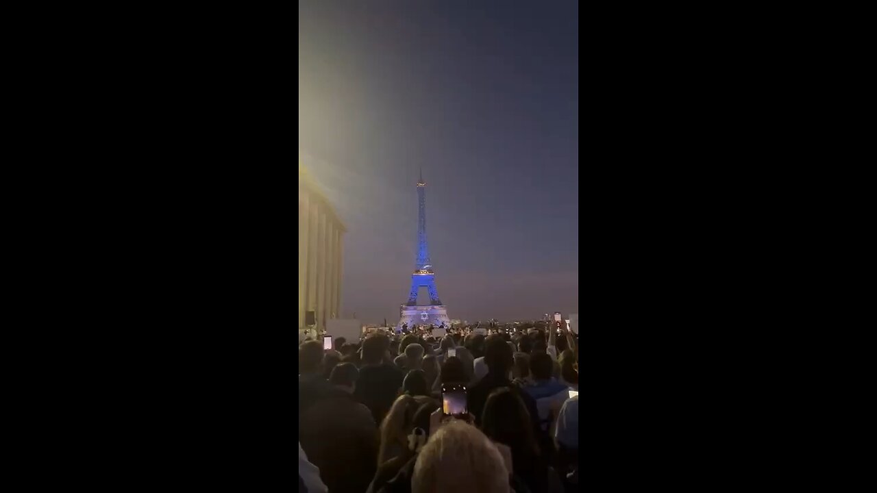 Parisians sing Israeli anthem HaTikvah at the Eiffel Tower