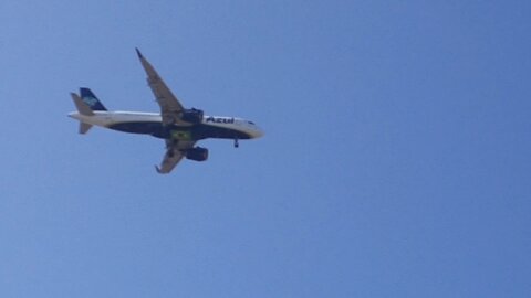 Airbus A320NEO PR-YYI vindo do Recife e Airbus A321 PT-XPC vindo de Curitiba para a capital do Ceará