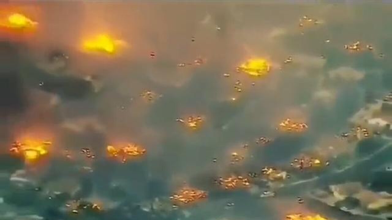 THIS IS A REALLY STRANGE VIDEO OF THE MAUI FIRES. ALL THE HOUSES ARE ON FIRE BUT NOT THE TREES📡