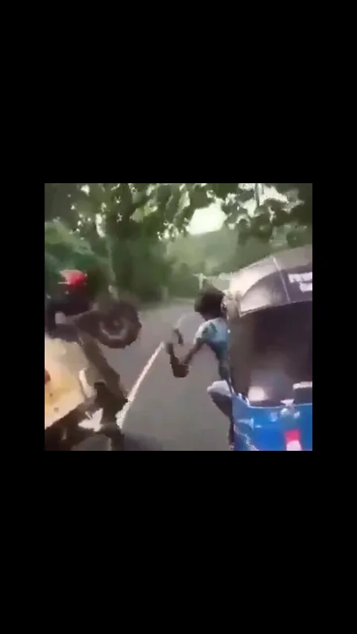 Fixing a bug in production! Great teamwork 👏 😅😅