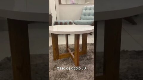 Uma mesa de apoio ajuda na decoração de qualquer espaço. Na loja e no site