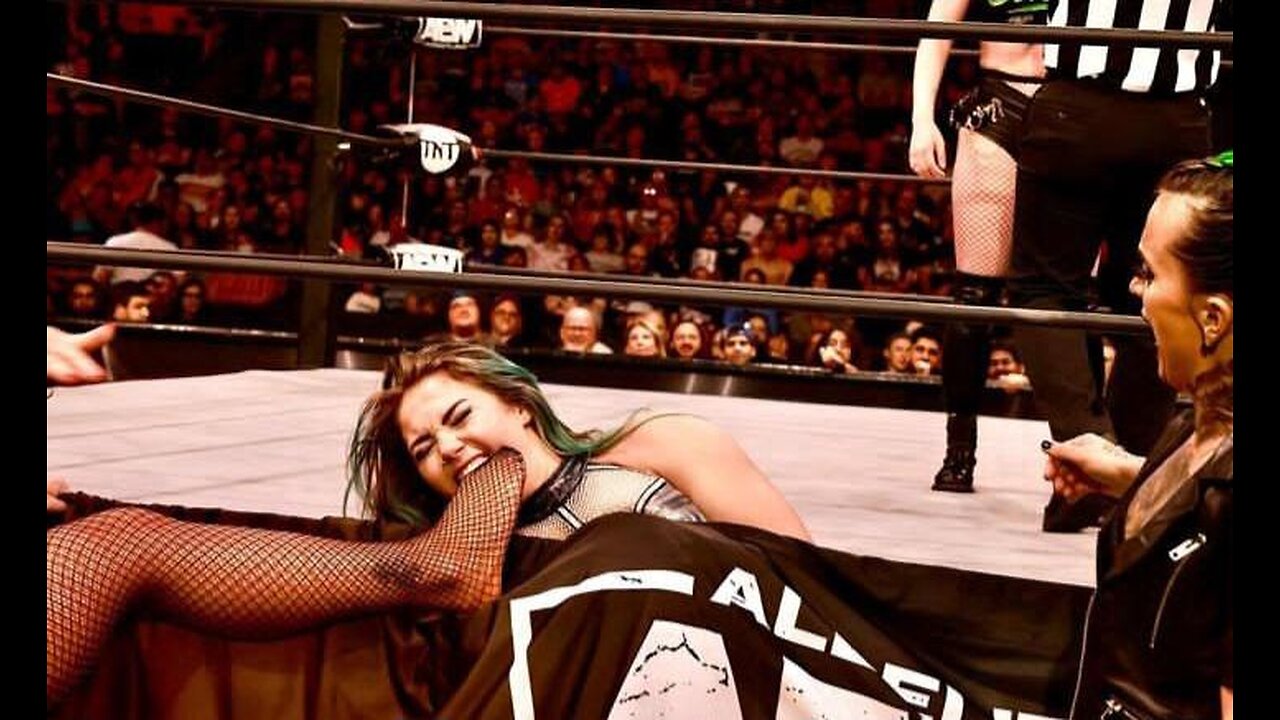Skye Blue bites off Toni Storm's foot