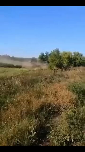 Russian soldiers tow an American #Bradley that looks to be intact near #Zaporizhye
