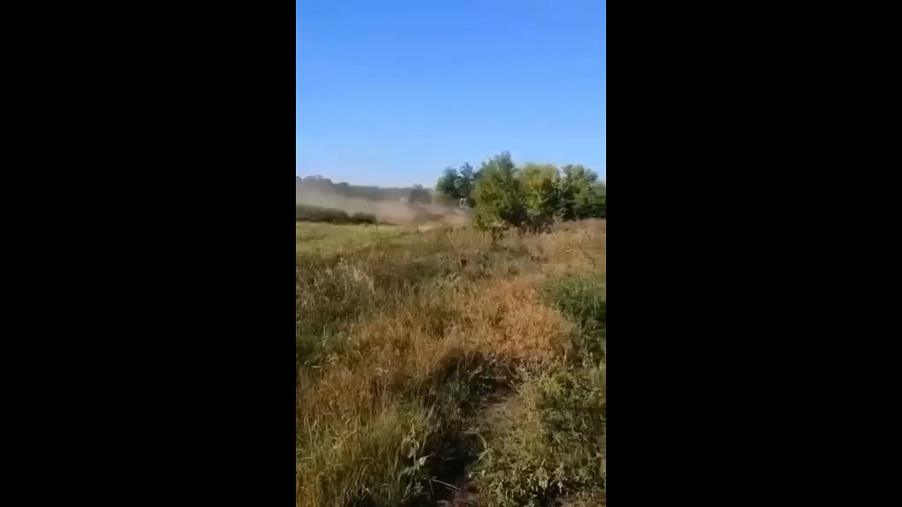 Russian soldiers tow an American #Bradley that looks to be intact near #Zaporizhye