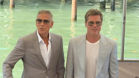 George Clooney y Brad Pitt se divierten en la Mostra de Venecia | AFP