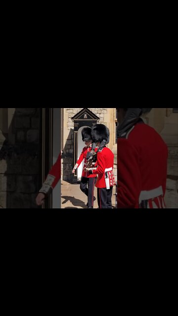make way for the guard of the Tower of London #toweroflondon