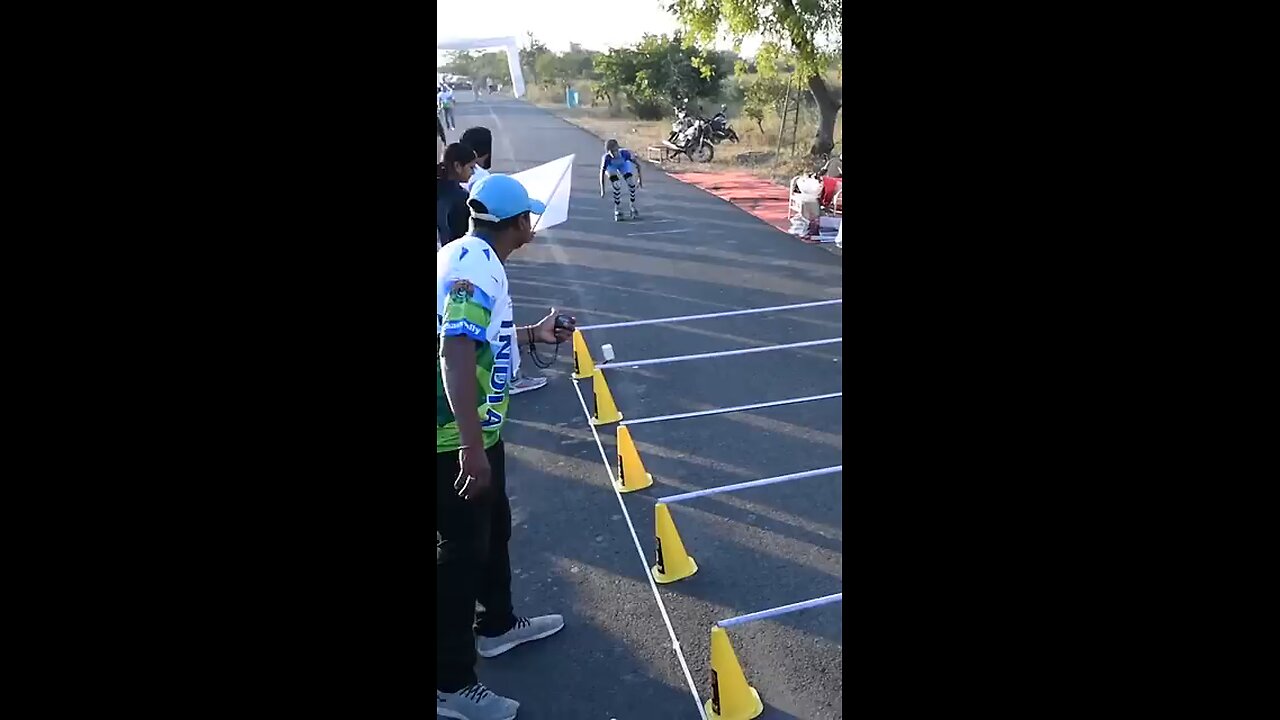 Fastest time to limbo skate over 50 metres - 6.94 seconds by Shrishti Sharma 🇮🇳.mp4