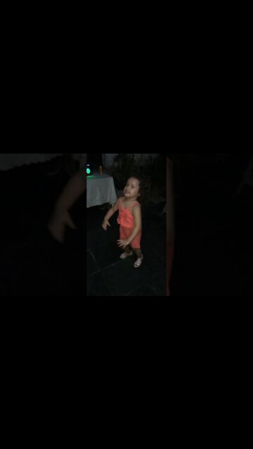 Tenho 4 anos de idade e ja sei jogar - #shorts #linda #bebe