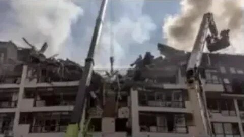 Guerra na Ucrânia: câmera de segurança mostra míssil atingindo shopping
