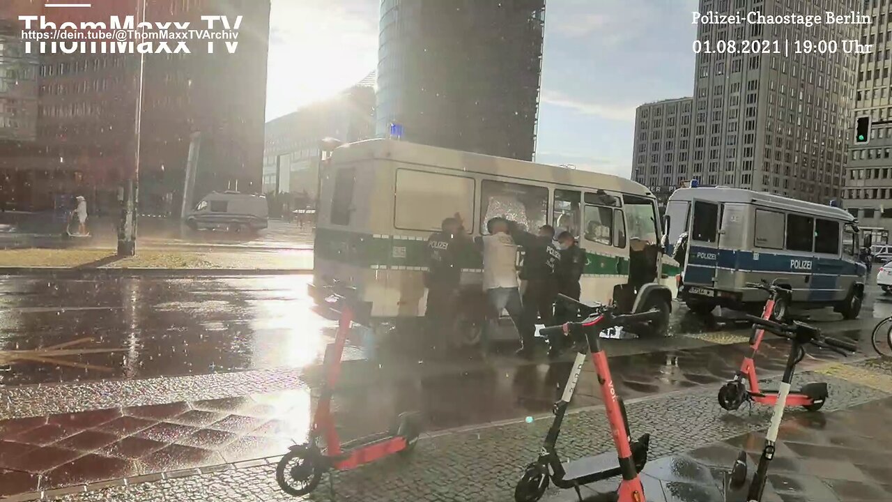 Polizei-Chaostage Berlin1.8.21(18) - Karl Hilz von Polizei im eiskalten Regen lange durchsucht