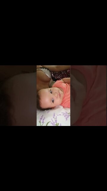 ELA AMA MAMAR MUITO LEITE DO PEITO - TODA FELIZ DEPOIS QUE MAMA - #shorts #linda #bebe #viral