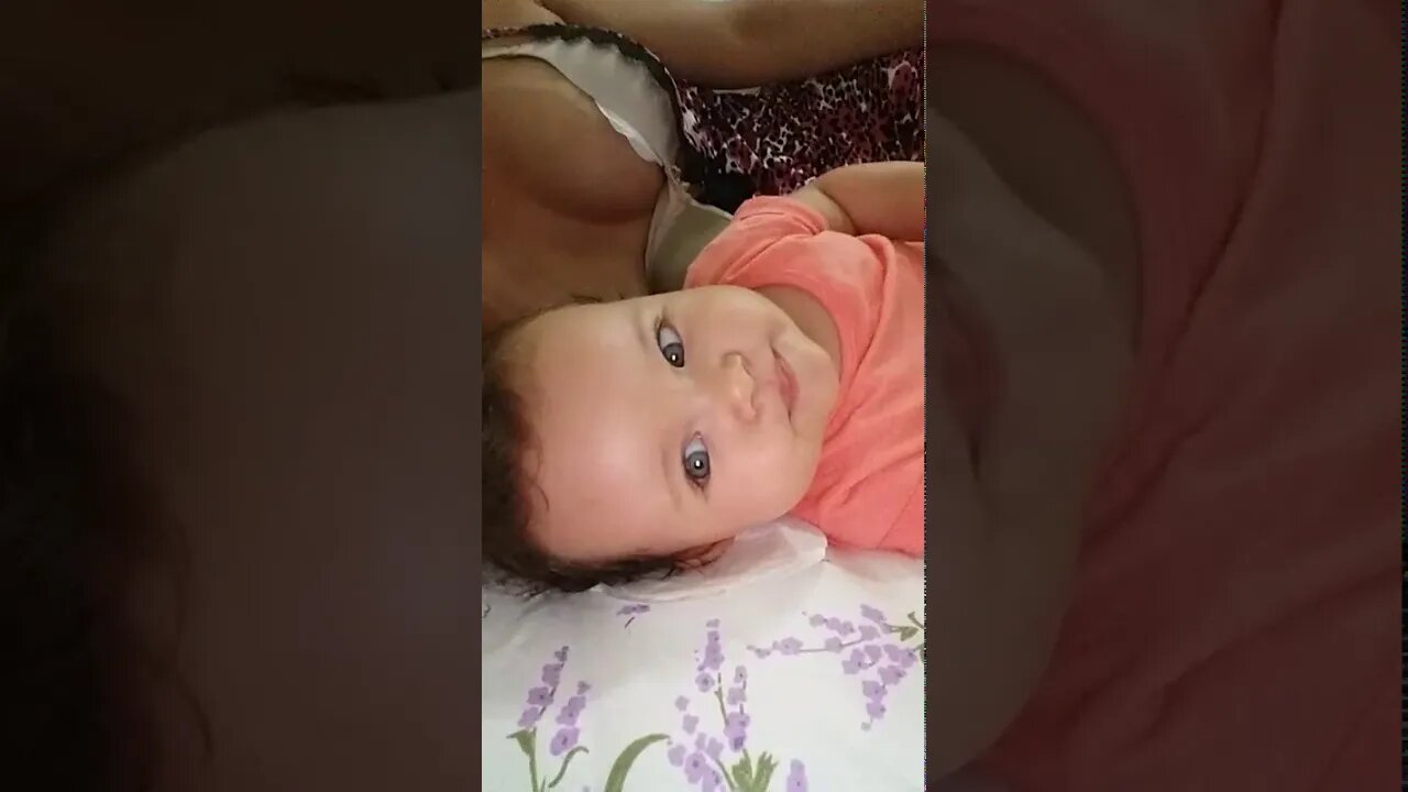 ELA AMA MAMAR MUITO LEITE DO PEITO - TODA FELIZ DEPOIS QUE MAMA - #shorts #linda #bebe #viral