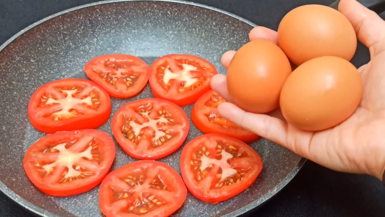 Pour eggs onto the tomatoes and the result will be amazing! 🍞 Quick breakfast in 5 minutes.