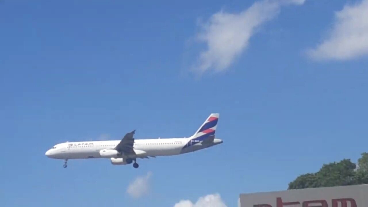 Airbus A321 PT-MXG na aproximação final antes de pousar em Manaus vindo de Brasília