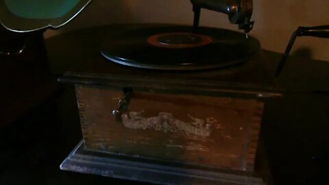 Vintage Record Player Aretino Machine Phonograph playing 78 rpm In My Merry Oldsmobile