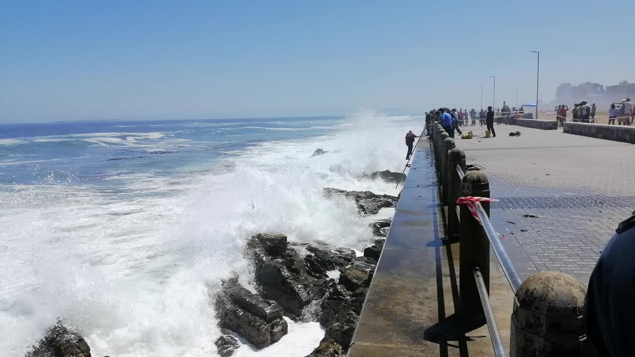 SOUTH AFRICA - Cape Town - Sea Point Drowning Search Continues (Video) (PST)