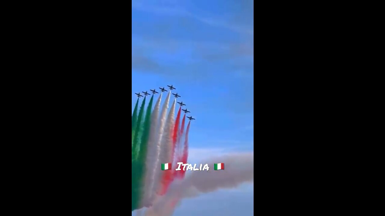 🛩️ Frecce Tricolori 🇮🇹 Italian Air Force sky paints the Italian flag 🇮🇹 #shorts #italy