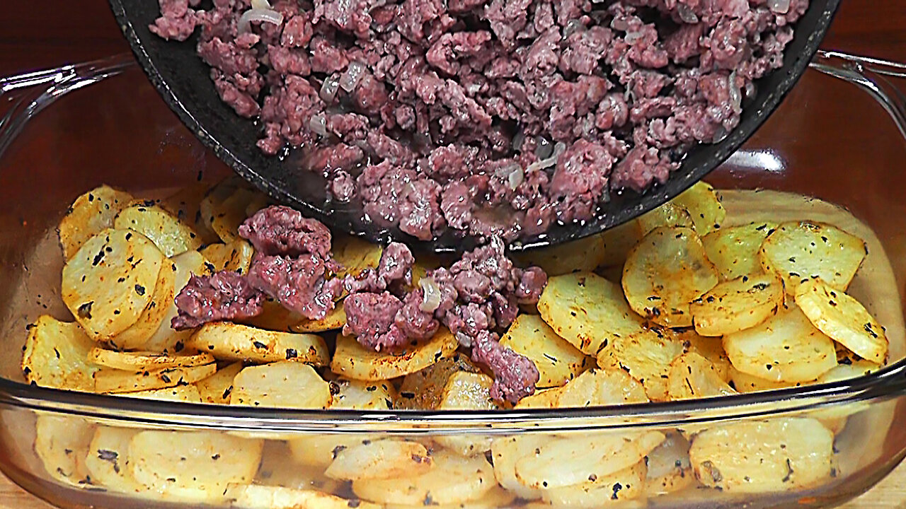 A simple and quick recipe, potatoes with minced meat will delight the whole family