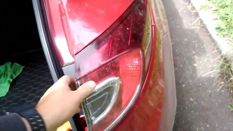 Замена лампочки в заднем стопе автомобиля