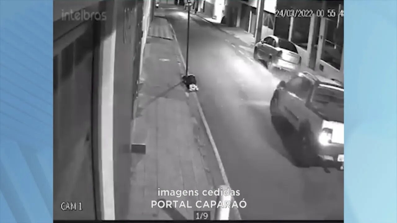 Flagra em Manhuaçu: condutor bate em carro e moto estacionados abandona veículo e foge