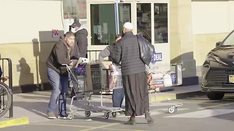 Muslim asking strangers for food