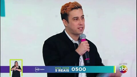 Lindinho no palco do teleton (SBT)