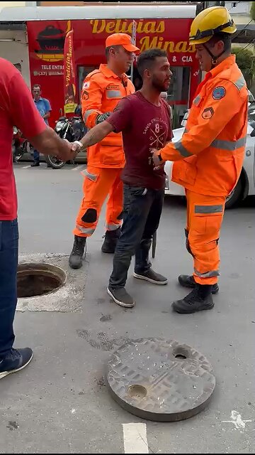 Homem foge de ameaça, se atira em córrego e acaba preso dentro de bueiro; veja momento do resgate