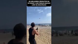 tentando derrubar um drone com um chinelo