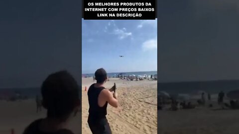 tentando derrubar um drone com um chinelo