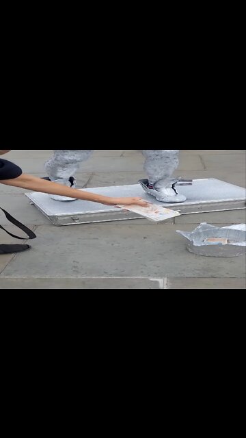 This woman pretends to tip a street performer with a large some of money #streetartist