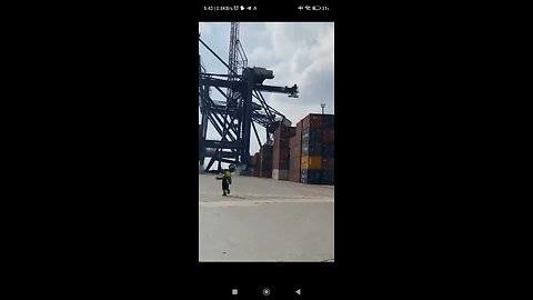 Cargo ship crashed into cranes used to transport containers😨😨😨😨