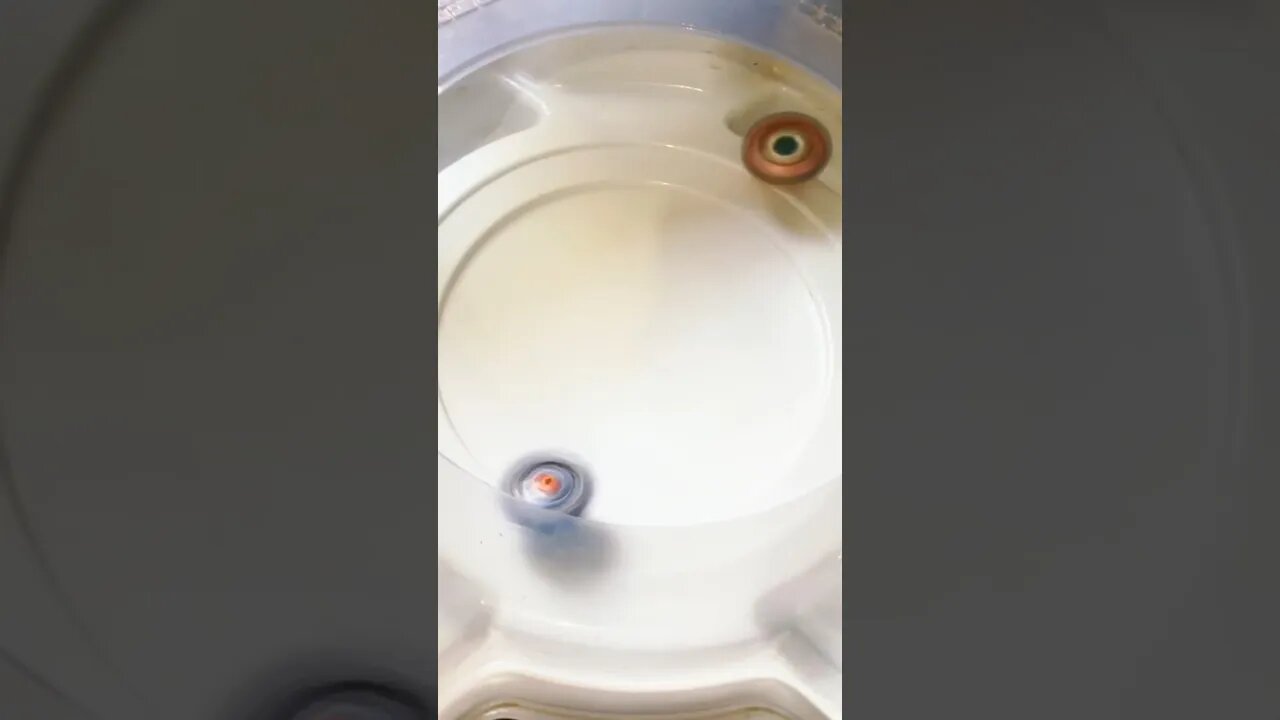 GEIST FAFNIR PASSANDO VERGONHA😂 (batalha de beyblade) #beyblade #beybladeburst #batalhadebeyblade