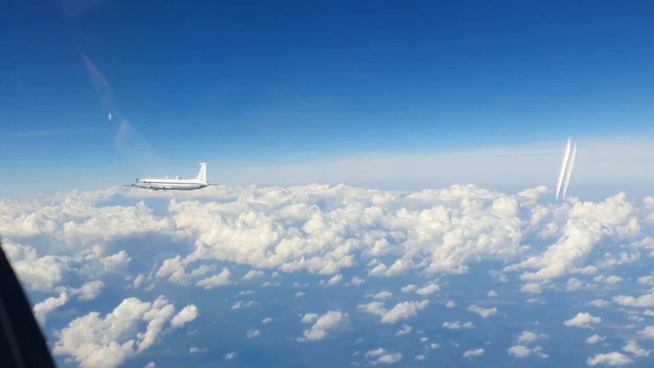 Su-35S escorting an Il-22M11 air command post