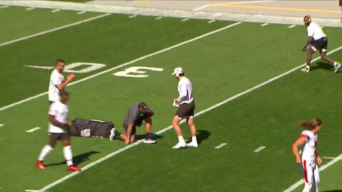 Browns QB Baker Mayfield has a little fun in pregame warmups