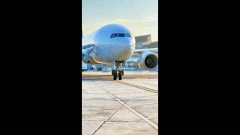 B777 entering gate